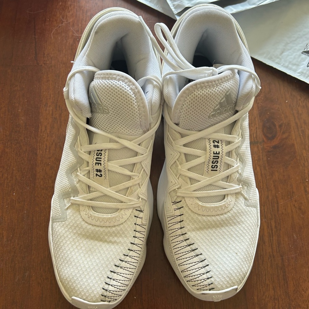 Men’s basketball shoes